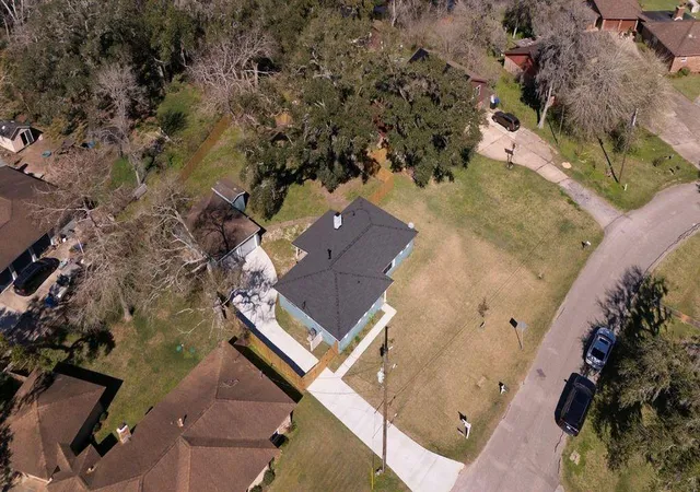 2nd image of 407 Tamarind St, Lake Jackson, TX 77566 | MLS# 81670954