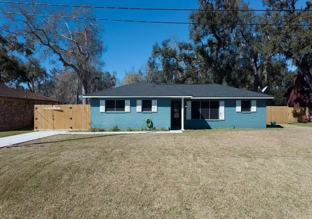 3rd image of 407 Tamarind St, Lake Jackson, TX 77566 | MLS# 81670954