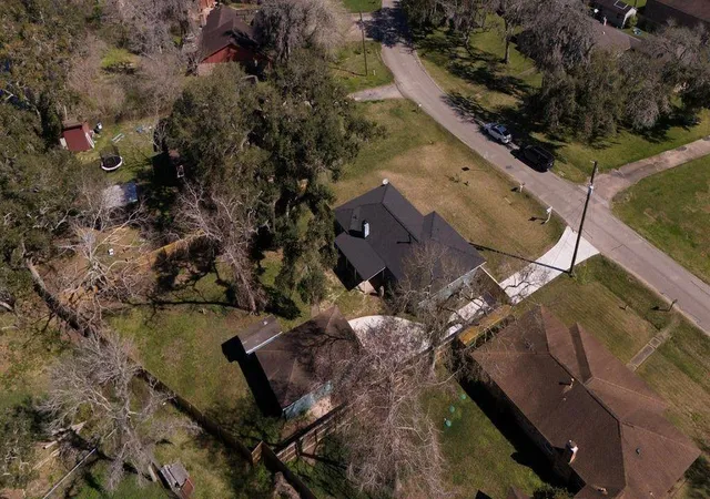 5th image of 407 Tamarind St, Lake Jackson, TX 77566 | MLS# 81670954