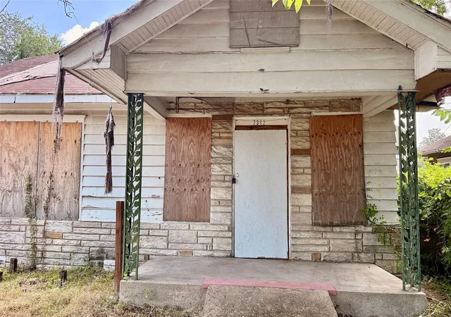 Photo 2 of Single family home for sale at 7342 Rusk St, Houston, TX 77011 | MLS# 37552792 | Listing updated on 2026-08-28