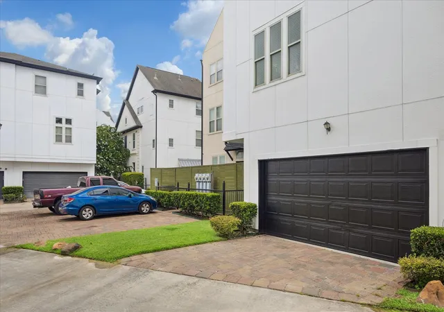 Photo 2 of Sale Pending at 2024 Fannin Sta S, Houston, TX 77045 | MLS# 39505587 | Listing updated on 2026-08-14