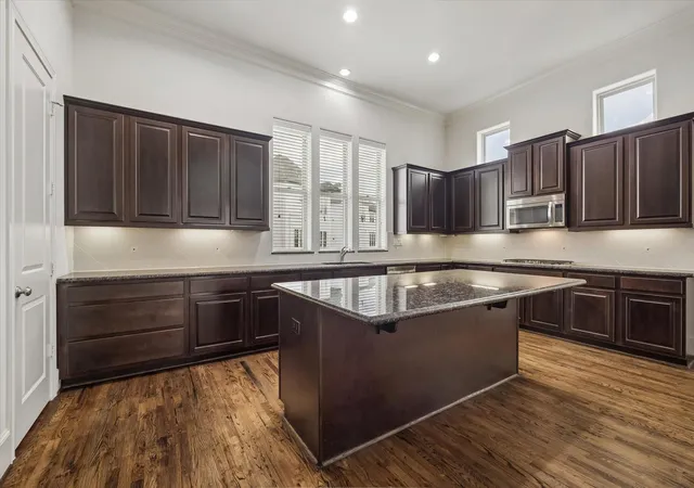 Photo 3 of Sale Pending at 2024 Fannin Sta S, Houston, TX 77045 | MLS# 39505587 | Listing updated on 2026-08-14