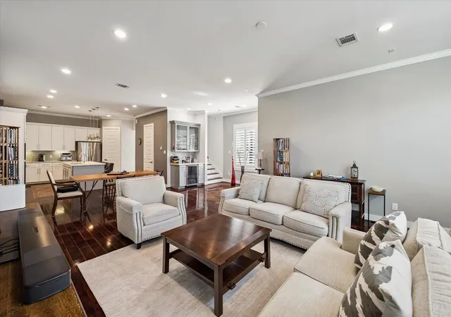 Photo 2 of Single family home for sale at 1047 W 17 Street, Houston, TX 77008 | MLS# 71149765 | Listing updated on 2026-08-06