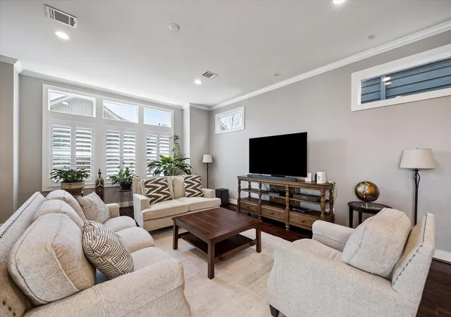 Photo 3 of Single family home for sale at 1047 W 17 Street, Houston, TX 77008 | MLS# 71149765 | Listing updated on 2026-08-06