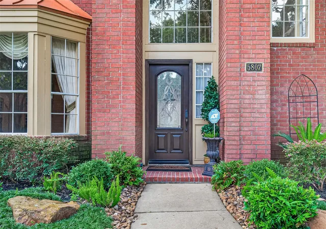 Photo 4 of Single family home for sale at 5807 Pendelton Pl Dr, Sugar Land, TX 77479 | MLS# 91048220 | Listing updated on 2026-09-27