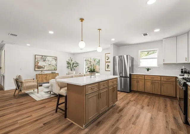 Photo 3 of Single family home for sale at 5207 Hummingbird St, Houston, TX 77035 | MLS# 34208232 | Listing updated on 2026-09-21