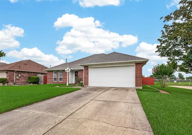 Homes for sale in Dickinson, TX | 3413 Blue Wing Dr, Dickinson, TX 77539 | MLS# 87162037
