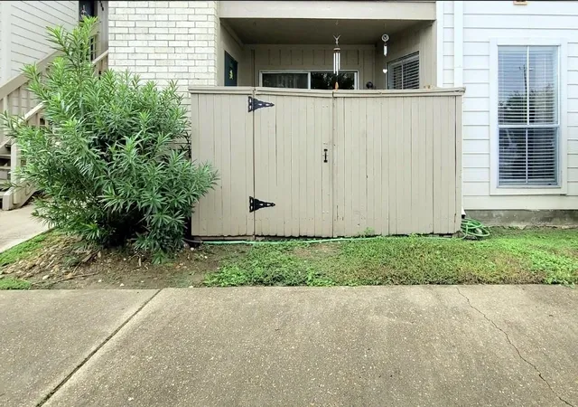 2nd image of 3919 Fairmont Pkwy, Pasadena, TX 77504
