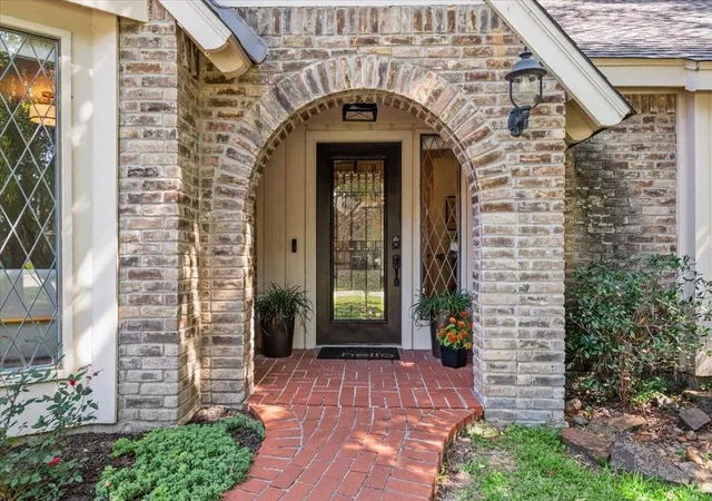 3rd image of 10 Cape Chestnut Dr, Spring, TX 77381 | MLS# 91912753