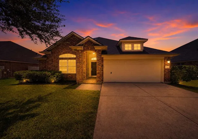 Photo 2 of Single family home for sale at 7510 Waterlilly Ln, Pearland, TX 77581 | MLS# 73450712 | Listing updated on 2026-09-20
