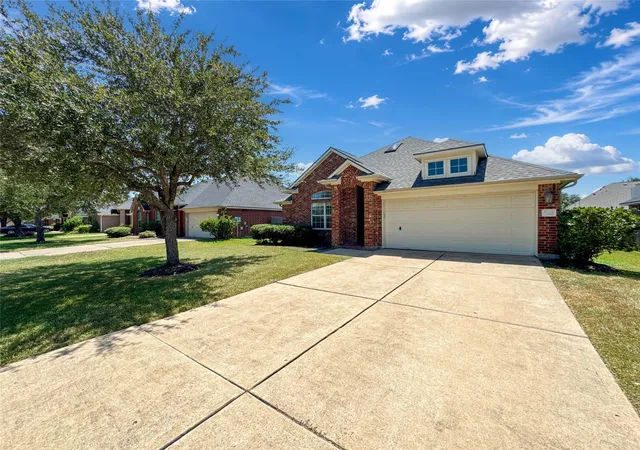 Photo 3 of Single family home for sale at 7510 Waterlilly Ln, Pearland, TX 77581 | MLS# 73450712 | Listing updated on 2026-09-20