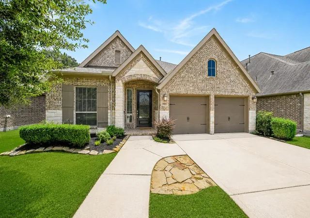 Photo 2 of Single family home for sale at 16818 Headwaters Forest Dr, Humble, TX 77346 | MLS# 33544761 | Listing updated on 2026-09-19