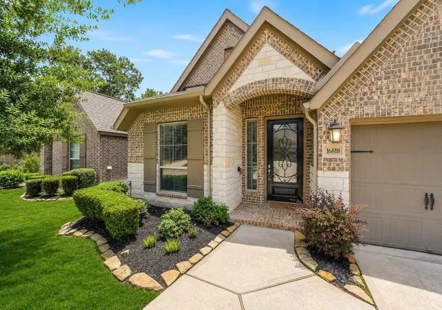Photo 3 of Single family home for sale at 16818 Headwaters Forest Dr, Humble, TX 77346 | MLS# 33544761 | Listing updated on 2026-09-19