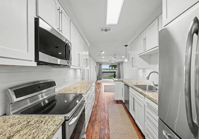 Listing Photo 5 - Condo for sale in building located at 3900 Aspen Dr, Montgomery, TX 77356 - Unit #A105