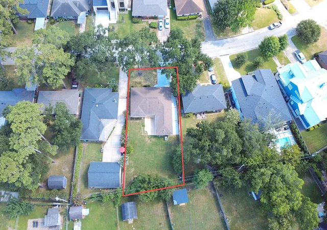 2nd image of 2106 Woodcrest Dr, Houston, TX 77018 | MLS# 22406721