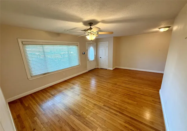 4th image of 2106 Woodcrest Dr, Houston, TX 77018 | MLS# 22406721