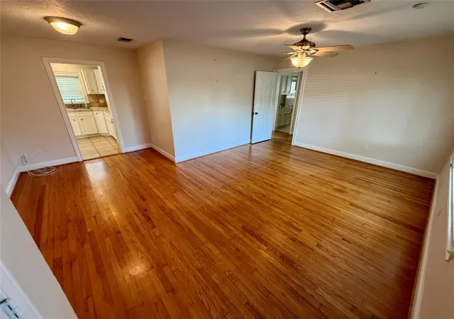 5th image of 2106 Woodcrest Dr, Houston, TX 77018 | MLS# 22406721