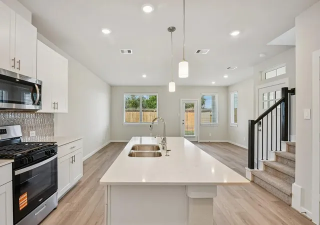 2nd image of 720 Sand Dollar Dr, Kemah, TX 77565 | MLS# 68183964