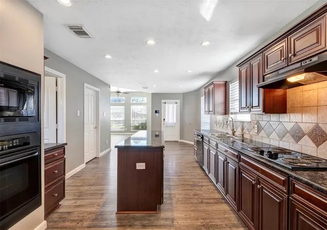 Photo 4 of Single family home for sale at 11514 Tara Pl, Pearland, TX 77584 | MLS# 38209335 | Listing updated on 2026-09-11