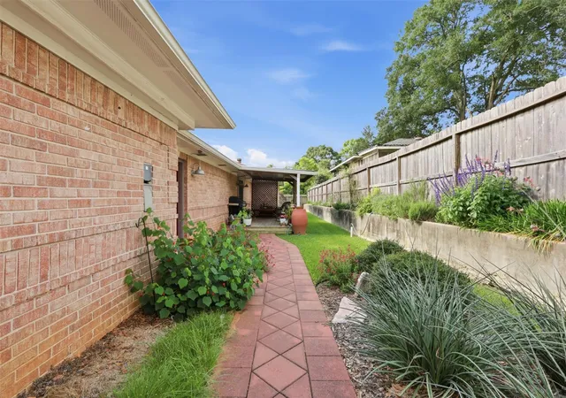 23rd image of 1002 Washington St, Brenham, TX 77833 | MLS# 44463480