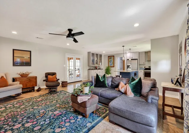 3rd image of 1002 Washington St, Brenham, TX 77833 | MLS# 44463480