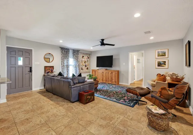 4th image of 1002 Washington St, Brenham, TX 77833 | MLS# 44463480