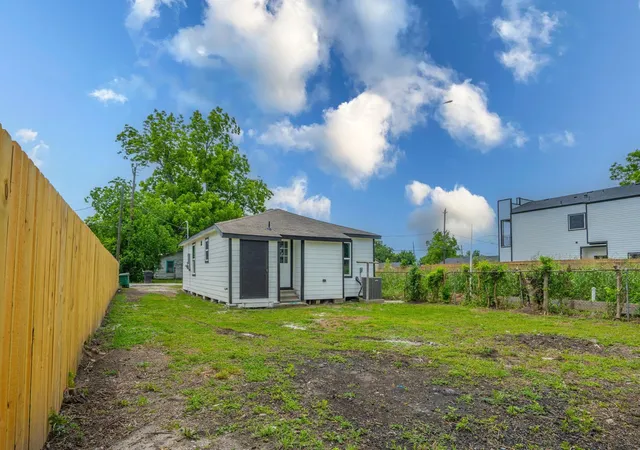 15th image of 7821 Ethel St, Houston, TX 77028 | MLS# 85574932