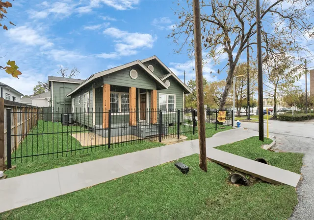 2nd image of 4102 Engelke St, Houston, TX 77003 | MLS# 72829081