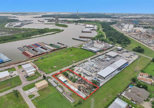 4th image of 908 Lakeside Dr, Channelview, TX 77530 | MLS# 25800957