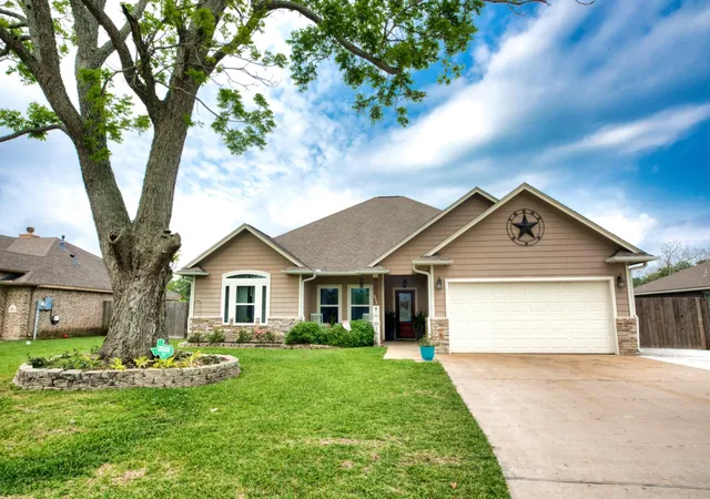 1st image of 512 Wellshire, West Columbia, TX 77486 | MLS# 68228371