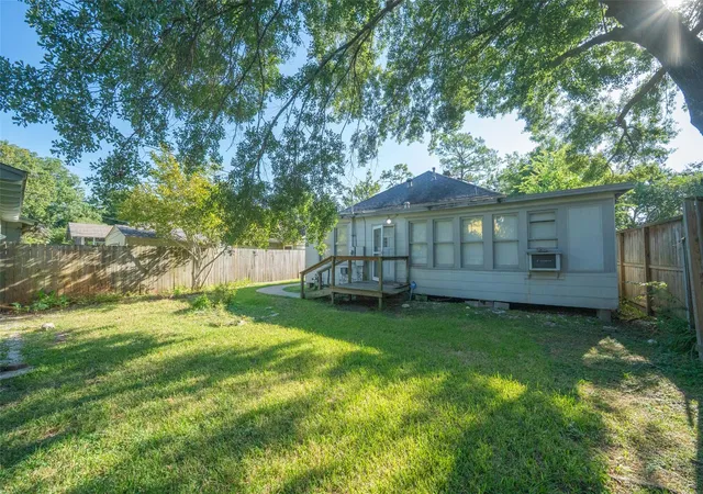 3rd image of 1819 Cortlandt St, Houston, TX 77008 | MLS# 11837377