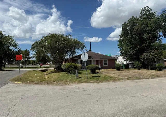 2nd image of 5501 Malmedy Rd, Houston, TX 77033 | MLS# 82130541