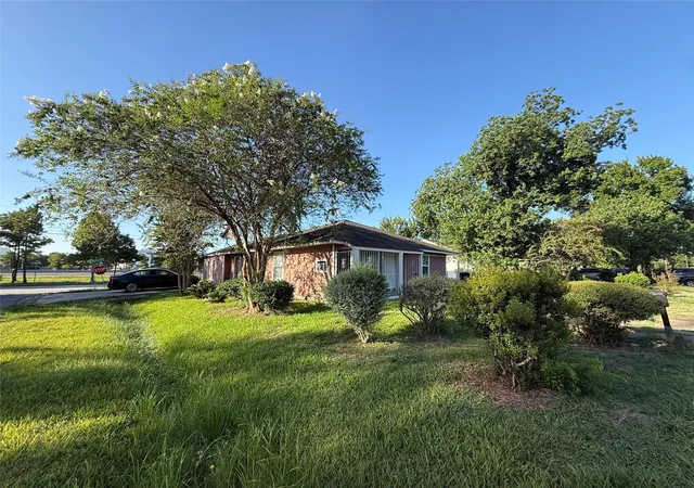 3rd image of 5501 Malmedy Rd, Houston, TX 77033 | MLS# 82130541
