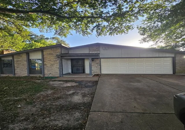 Photo 1 of Sale Pending at 5643 Condon Ln, Houston, TX 77053 | MLS# 89080264 | Listing updated on 2026-09-01