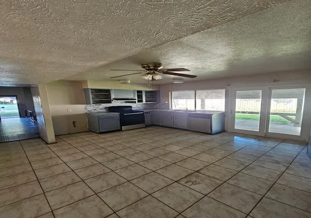 Photo 3 of Sale Pending at 5643 Condon Ln, Houston, TX 77053 | MLS# 89080264 | Listing updated on 2026-09-01