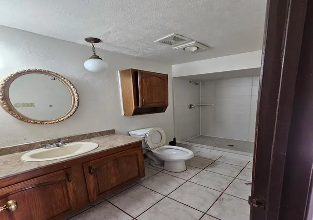 Photo 4 of Sale Pending at 5643 Condon Ln, Houston, TX 77053 | MLS# 89080264 | Listing updated on 2026-09-01