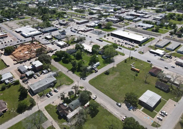 5th image of 936 New Orleans St, Hempstead, TX 77445 | MLS# 51810519