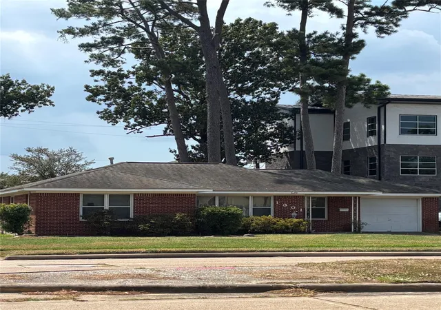 Photo 1 of Sale Pending at 1301 Antoine Dr, Houston, TX 77055 | MLS# 35284670 | Listing updated on 2026-09-10
