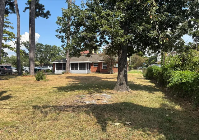 Photo 2 of Sale Pending at 1301 Antoine Dr, Houston, TX 77055 | MLS# 35284670 | Listing updated on 2026-09-10