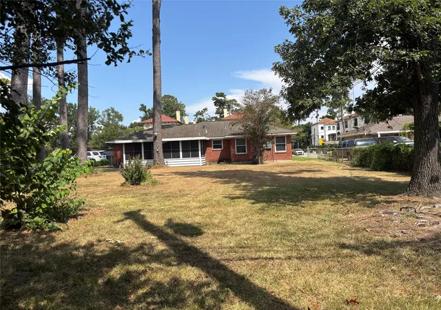 Photo 3 of Sale Pending at 1301 Antoine Dr, Houston, TX 77055 | MLS# 35284670 | Listing updated on 2026-09-10