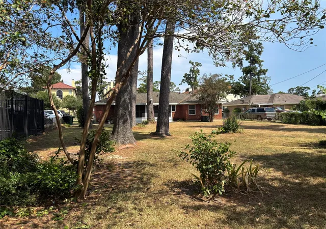 Photo 3 of Sale Pending at 1301 Antoine Dr, Houston, TX 77055 | MLS# 35284670 | Listing updated on 2026-09-10