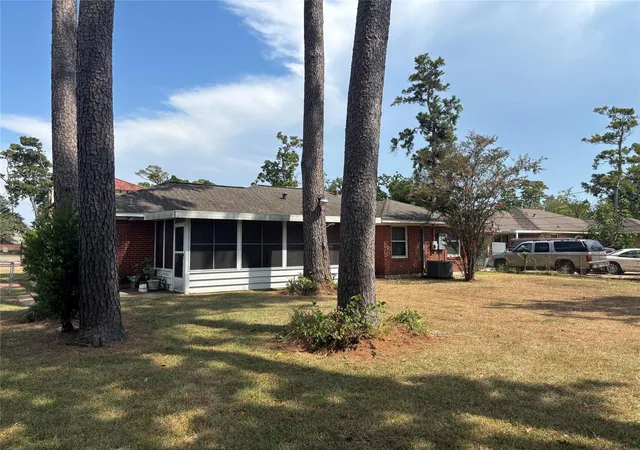 Photo 4 of Sale Pending at 1301 Antoine Dr, Houston, TX 77055 | MLS# 35284670 | Listing updated on 2026-09-10