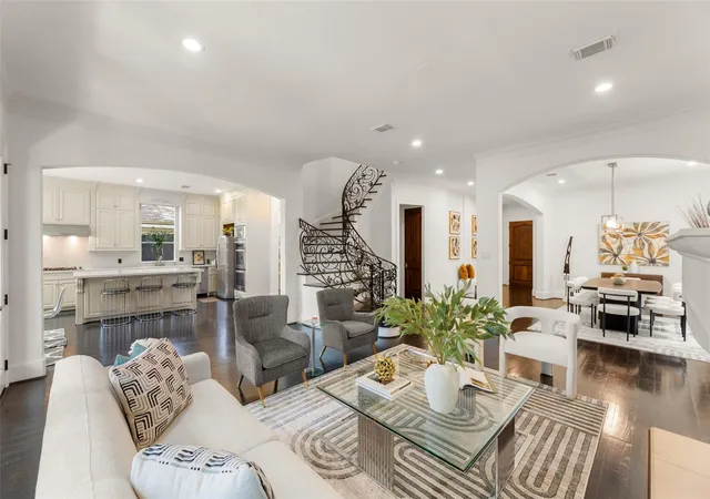 Photo 1 of Single family home for sale at 6236 Community Dr, Houston, TX 77005 | MLS# 86029240 | Listing updated on 2026-09-13