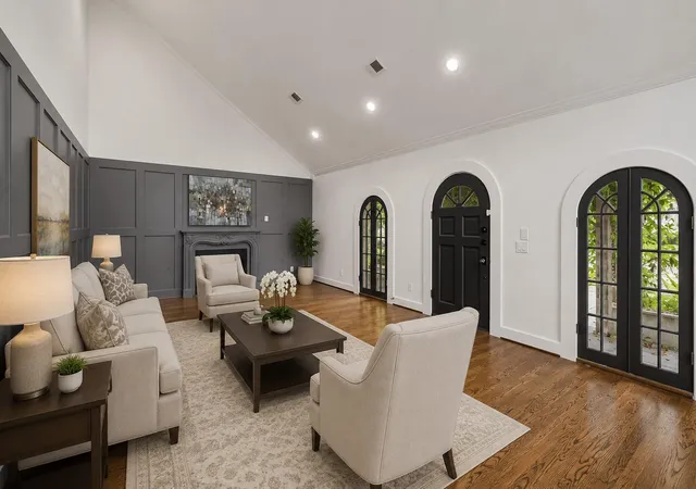Photo 3 of Single family home for sale at 2027 Branard St, Houston, TX 77098 | MLS# 613243 | Listing updated on 2026-09-13