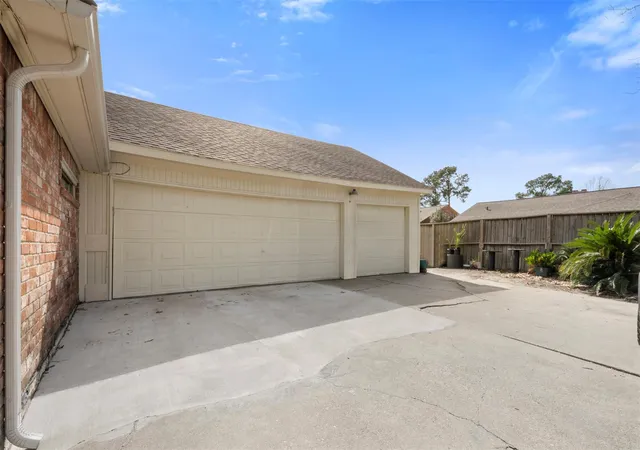 31st image of 10614 Huntington Point Dr, Houston, TX 77099 | MLS# 65137105