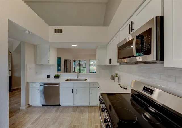 5th image of 4144 Greystone Wy #201, Sugar Land, TX 77479 | MLS# 25566497