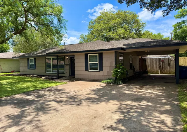 Homes for sale in West Columbia, TX | 102 S Mattson St, West Columbia, TX 77486 | MLS# 4707238