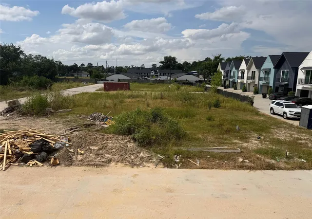 Photo 3 of Sale Pending at 4621 Crown Bnd Ln, Houston, TX 77018 | MLS# 32998280 | Listing updated on 2026-09-22
