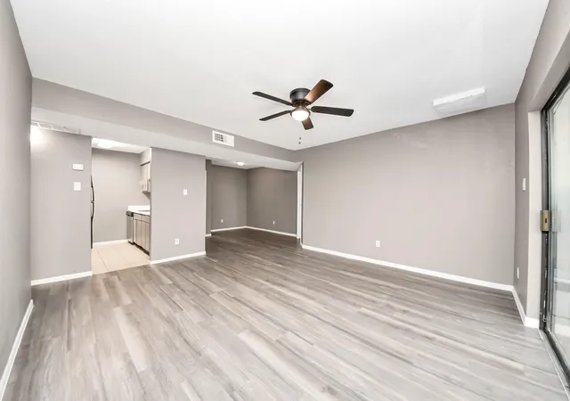 Listing Photo 4 - Condo for sale in building located at 3105 Walnut Bend Ln, Houston, TX 77042 - Unit #32