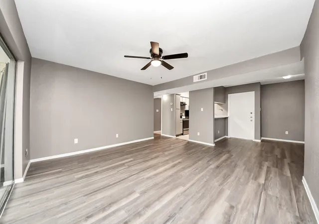Listing Photo 5 - Condo for sale in building located at 3105 Walnut Bend Ln, Houston, TX 77042 - Unit #32
